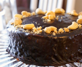 LEIVO: Herkullinen ja suklainen Snickers-kakku