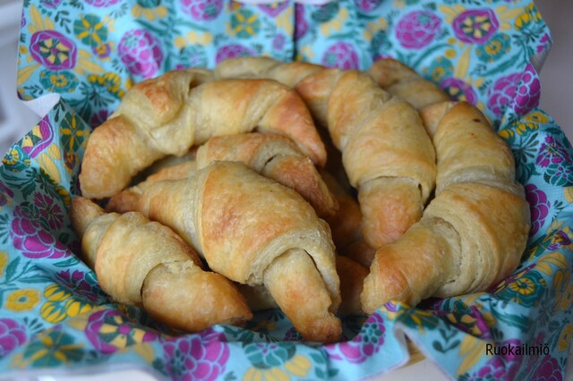 Croissantit kotitekoisesta voitaikinasta