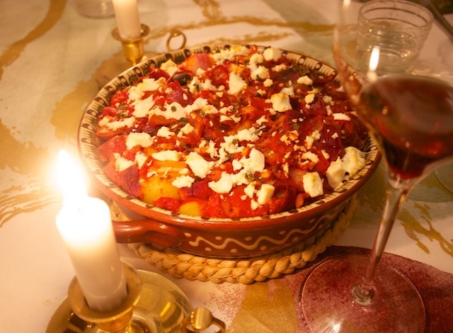 Peruna-tomaattipaistos turkkilaiseen tapaan
