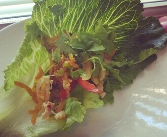 "Vähän-niin-kuin-Bo-Ssäm-mutta-ei-lähelläkään" eli salaatinlehteen käärittyä broileria ja kasviksia aasialaiseen tyyliin