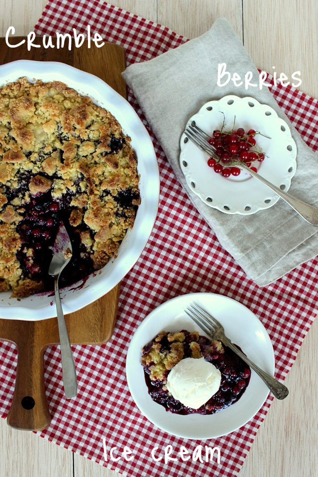 Blueberry and red currant crumble pie / Mustikka-punaviinimarjapaistos