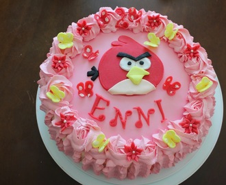 Punainen Angry Bird-kakku