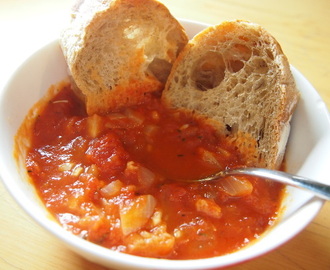 Flunssantappaja: tomaattikeitto ja leipää