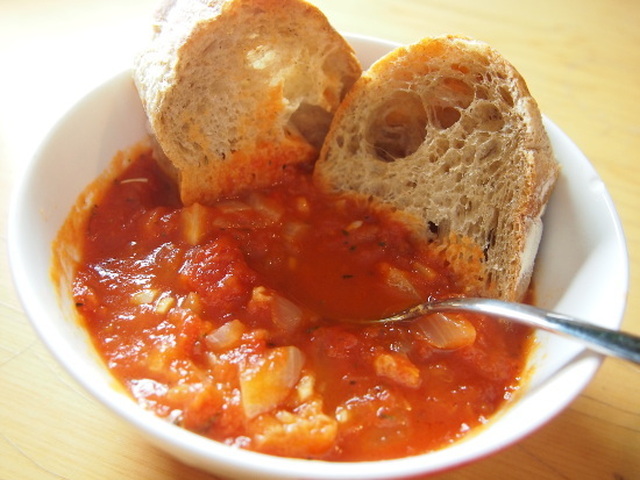 Flunssantappaja: tomaattikeitto ja leipää