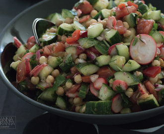 Mausteinen kikhernesalaatti - VEGE!