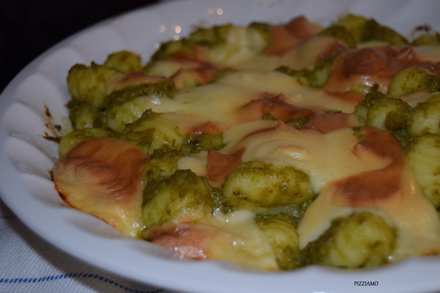 Auguri, Pizziamo! - Gnocchi di patate al pesto con scamorza affumicata - perunagnocchit peston ja savuscamorzan kera