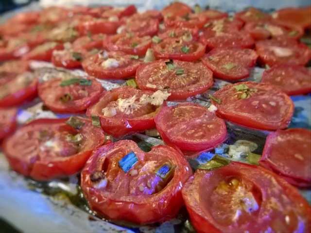 Paahdettu tomaatti-vuohenjuustokeitto sekä nokkosleipä
