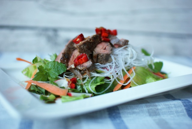 Vietnam-henkinen flank steak -salaatti