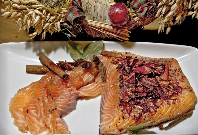 Kalat ja kasvisruoat kasvattavat suosiotaan joulupöydissä, kinkku silti ykkönen