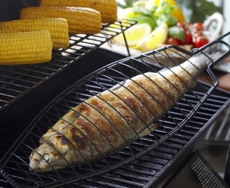 Täytetty kala valmistuu grillissä