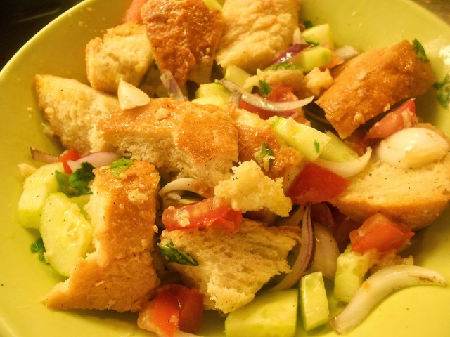 Panzanella - keski-italialainen leipäsalaatti