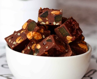 Suolattu suklaafudge paahdetulla mantelilla ja lakritsilla / Salted chocolate fudge with roasted almond and liquorice