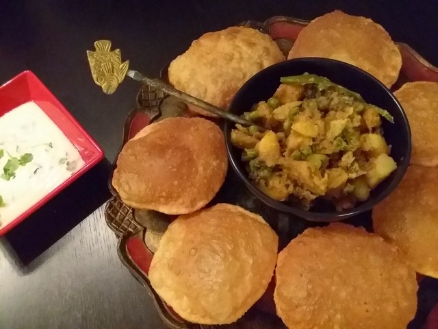 Poori Bhaji eli friteerattuja intialaisia leipäsiä perunahöystön kera/Poori Bhaji, Fried Indian Flatbread with Potato Curry