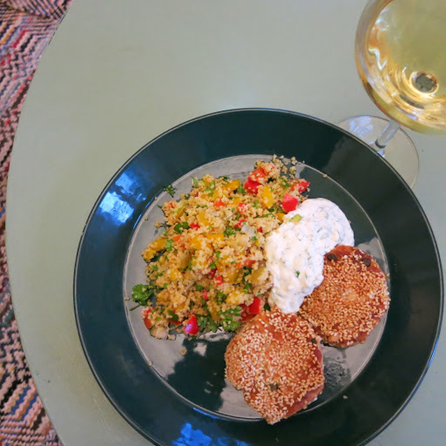 Lohipihvit, couscous ja sitruunainen korianterijogurttikastike