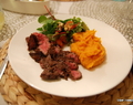 Savuporomousseleipäset, flank steak bataattipyreellä ja mustikka-kookosjäätelöä