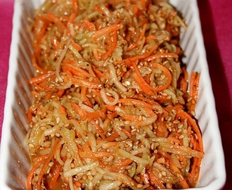 Raikkaan herkullinen kyssäkaali-porkkanasalaatti vegelounaan innnostamanaa