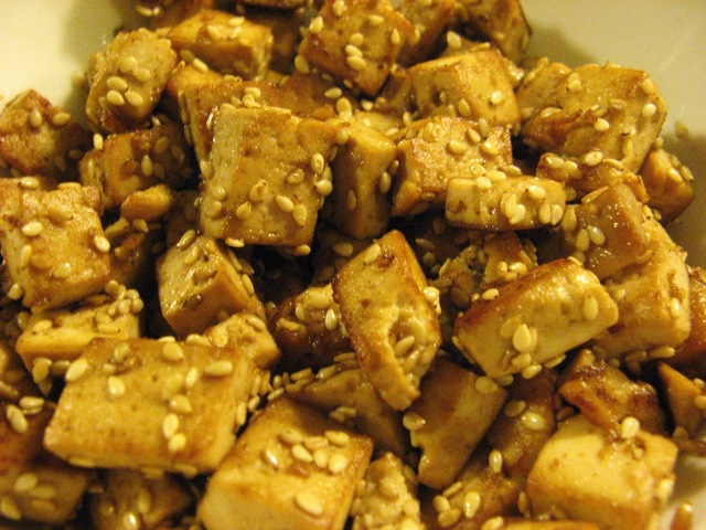 Seesam-tofu salaatissa