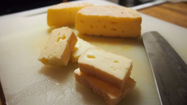Parmankinkkuun käärittyä Taleggio -juustoa ja minttu-melonisalaattia