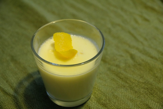 Sitruunainen jälkiruoka kolmesta raaka-aineesta (lemon posset)
