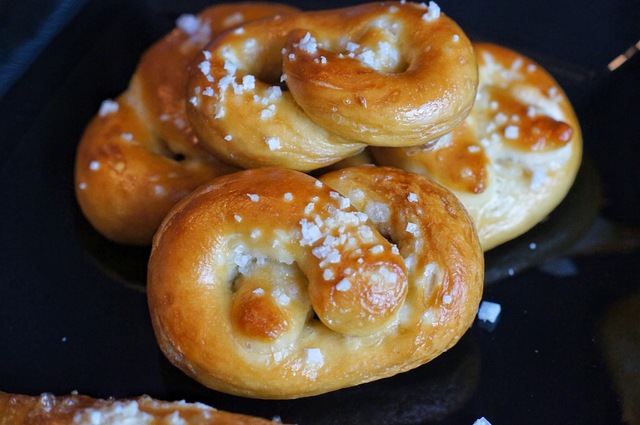 Pehmeät pretzelit ja brie-piiraat