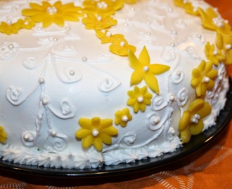 Koristeellinen kakku valkosuklaa-limemoussella ja vadelmilla