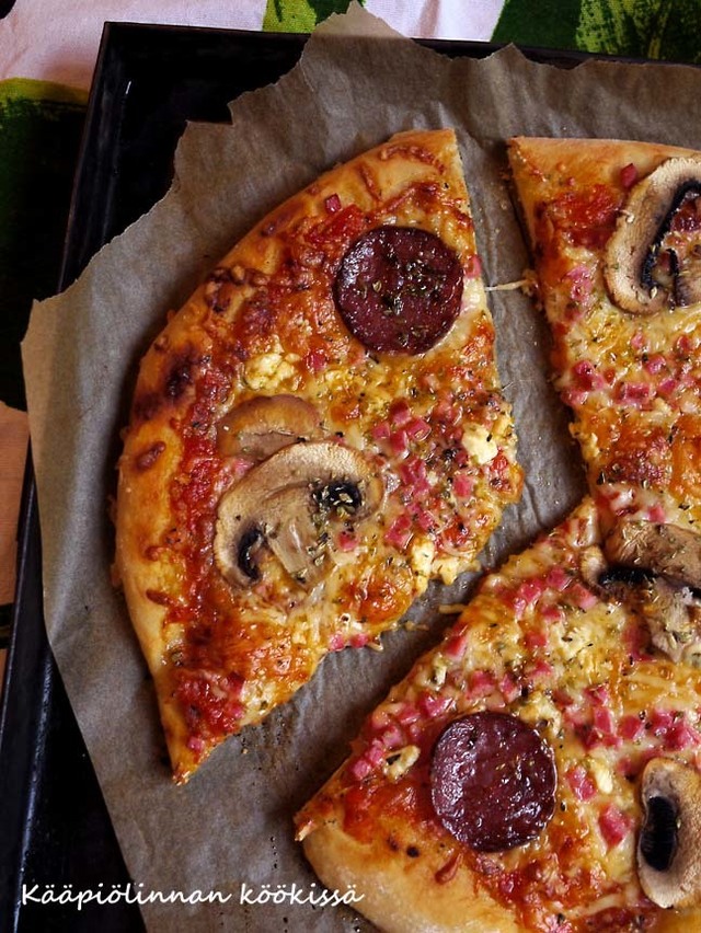 Life is a pizza with everything on top - valkkarilla höystetty tomaattikastike pizzalle