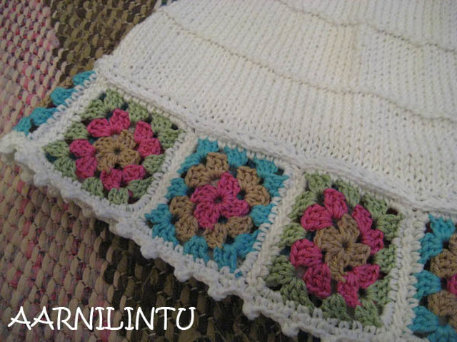 Vauvan mekossa seikkailevat isoäidinneliöt - Granny square baby dress