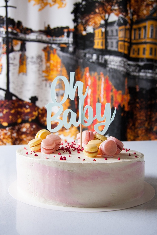 Baby Shower -kakku (Porkkanakakku mangomoussella) / Baby Shower Cake (Carrot cake w/ Mango Mousse)