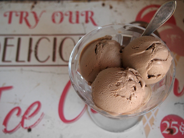 Kookosmaitopohjaiset jäätelöt: suklaahippu ja espresso