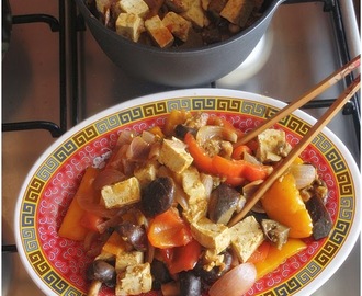 Väsyneen bloggaajan tofupata eli tofua ja vihanneksia valmiilla ma po tofu-kastikkeella(vegaani ja kevyt)