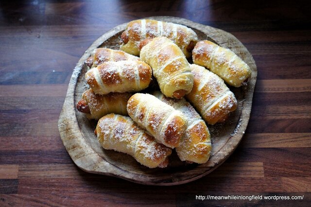 Parmesaanilla kuorrutetut nakkipretzelit