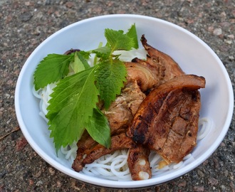 Bun thit nuong (Hiilellä grillattua possua riisinuudelin kera)