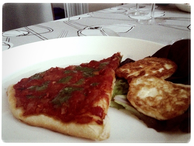 Tomaattikastikepizza basilikaöljyllä ja halloumijuustolla