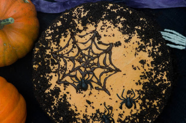 Kurpitsa-juustokakku myöhäiseen Halloween juhlaan