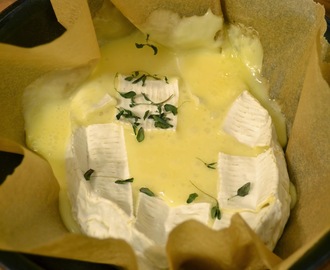 Juustofondue uunissa Camembert juustosta