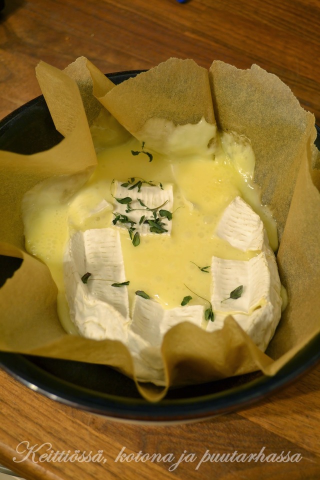Juustofondue uunissa Camembert juustosta