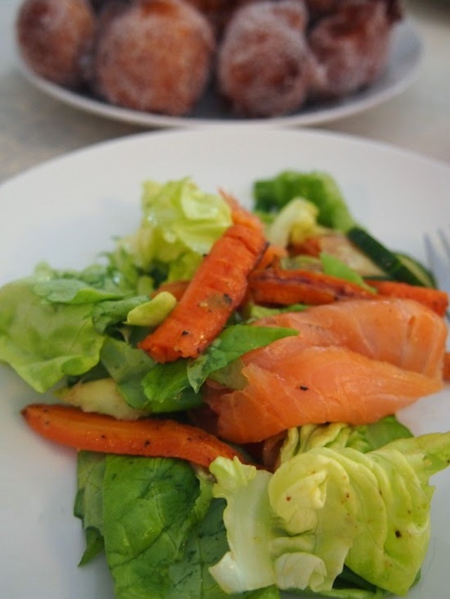 Vappupäivän salaatti (kylmäsavulohisalaatti paahdetuilla porkkanoilla)