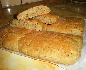 Hunajainen pellavansiemenleipä ja chilillä terästetty kukkakaalikeitto