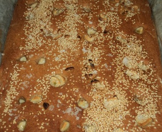 Valkosipuli-vuokaleipä