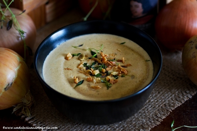 Kermainen karamelisoitu sipulikeitto kastanjatahnalla (gluteeniton, vegaani, kosher)