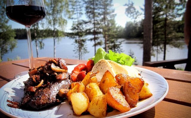 Hevosen sisäfileetä, mansikka-mozzarellasalaattia, paistetut perunat ja sipuli-sienipaistosta