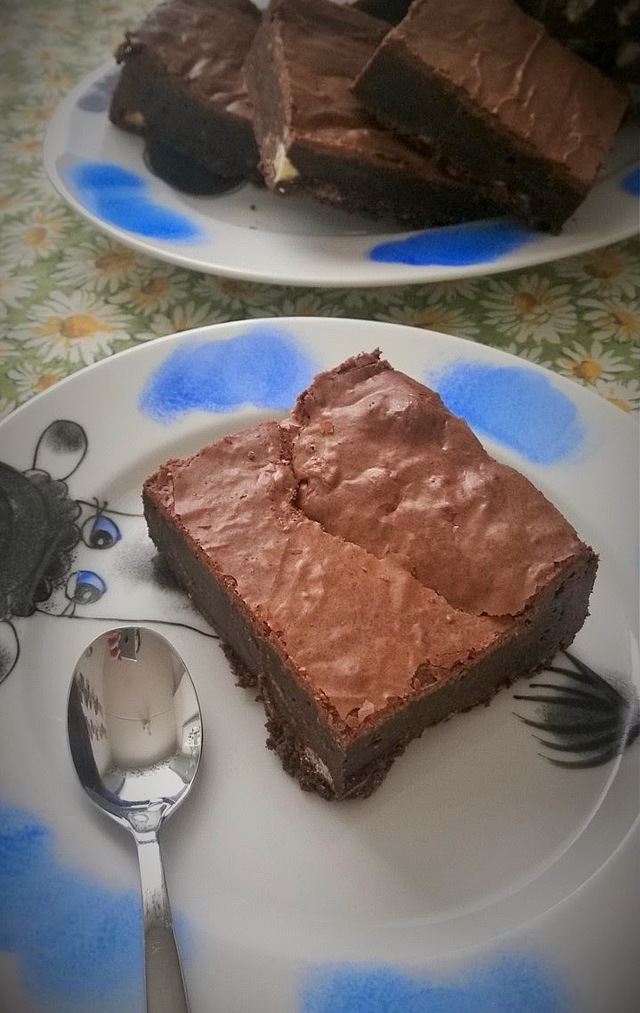 Kolmen suklaan brownies