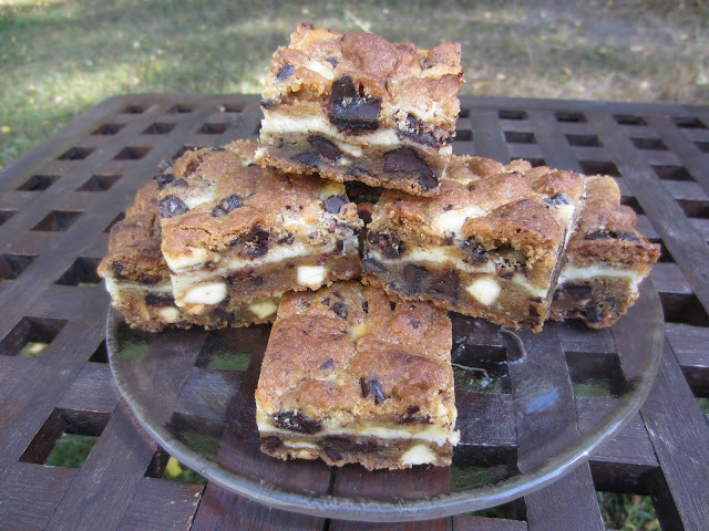 Tuplasuklaa cookie-juustokakku palat/ Double Chocolate Chip Cookie Cheesecake Bars