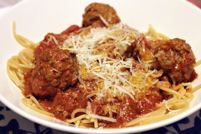 Mafiaruokaa: Lihapullat, tomaattikastike ja spagetti