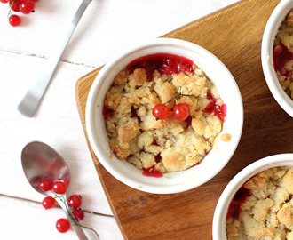 Red currant crumble pies