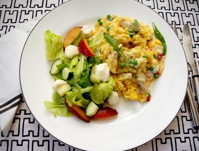 Mausteinen broileriuunirisotto ja mozzarellasalaatti