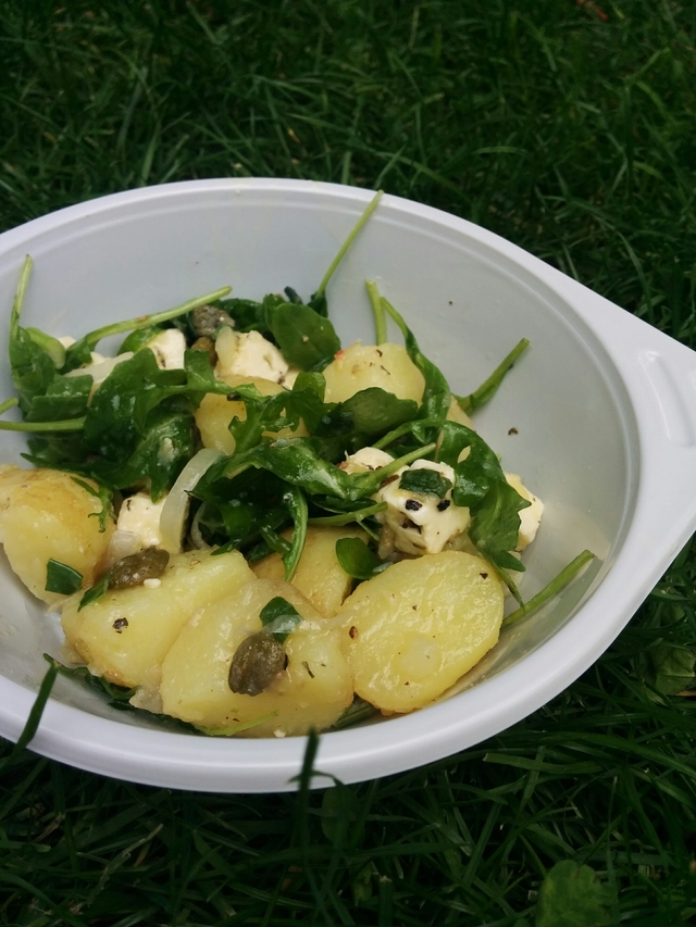 Piknik-eväitä: sitruunainen perunasalaatti fetalla ja rucolalla