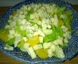 Hedelmäinen juustosalaatti