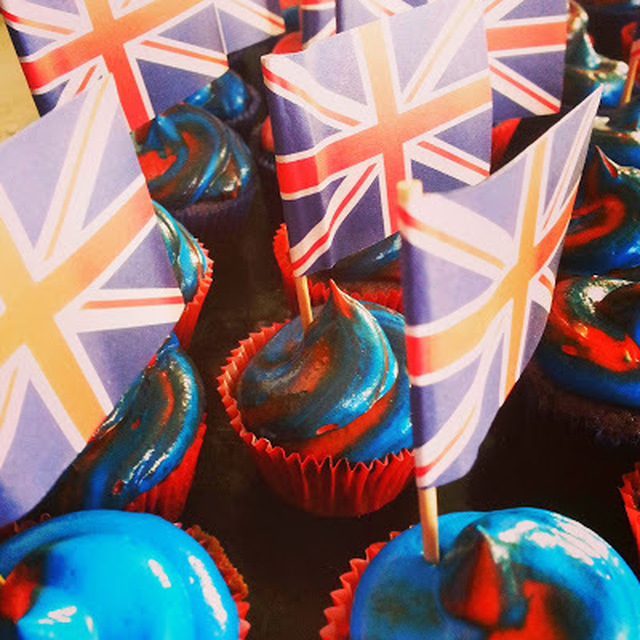 Mustikka-valkosuklaa muffinit British cupcake tyyliin