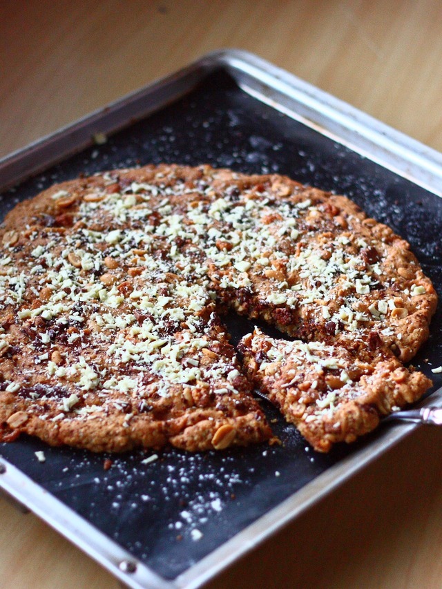Koko Suomi Leipoo evästä - Chocolate nut pizza / Suklaa-pähkinäpizza